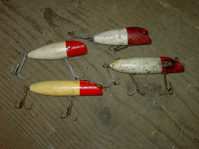 MAKILURE FISH LURE WOODEN PLUG RED WHITE ANGLER ACCESSORY FISHING TACKLE EQUIPMENT