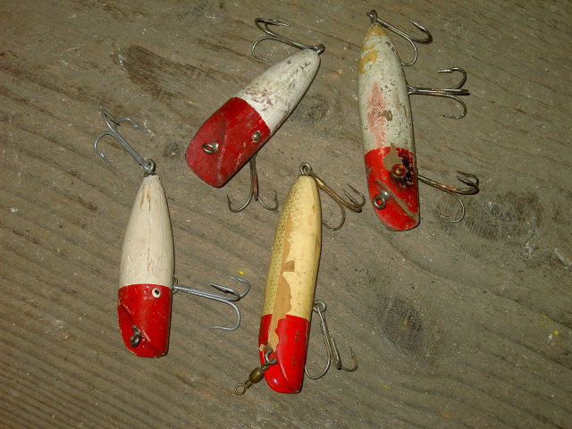 MAKILURE FISH LURE WOODEN PLUG RED WHITE ANGLER ACCESSORY FISHING TACKLE EQUIPMENT