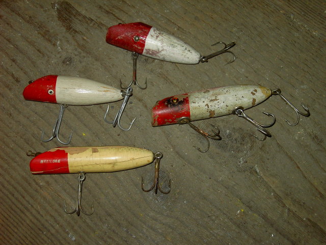 MAKILURE FISH LURE WOODEN PLUG RED WHITE ANGLER ACCESSORY FISHING TACKLE EQUIPMENT