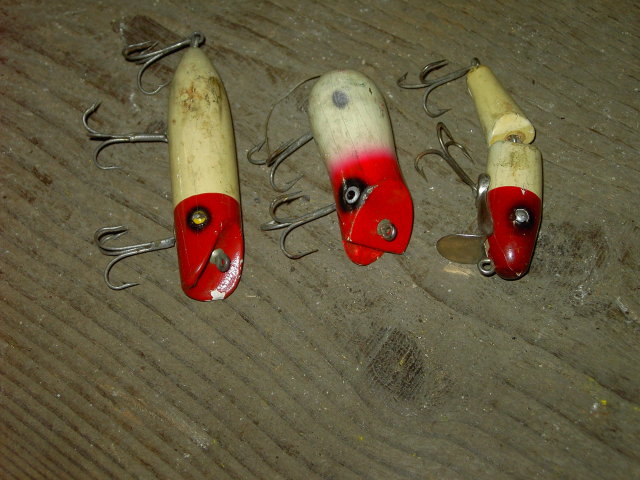 SHAKESPEARE MARTYS MIGHTY MOUSE FISHING LURE WOODEN BAIT PLUG JOINTED MINNOW RED WHITE FISH ANGLER TACKLE ACCESSORY