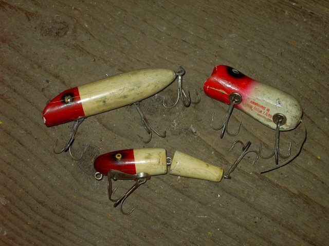 SHAKESPEARE MARTYS MIGHTY MOUSE FISHING LURE WOODEN BAIT PLUG JOINTED MINNOW RED WHITE FISH ANGLER TACKLE ACCESSORY