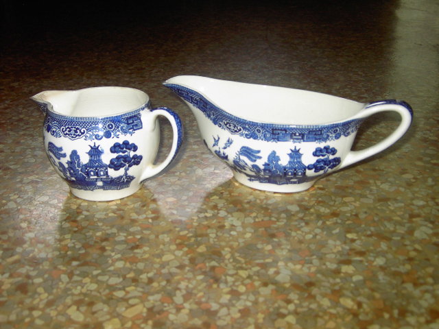 JOHNSON BROTHERS BLUE WILLOW PATTERN GRAVY SAUCE BOAT CREAM PITCHER