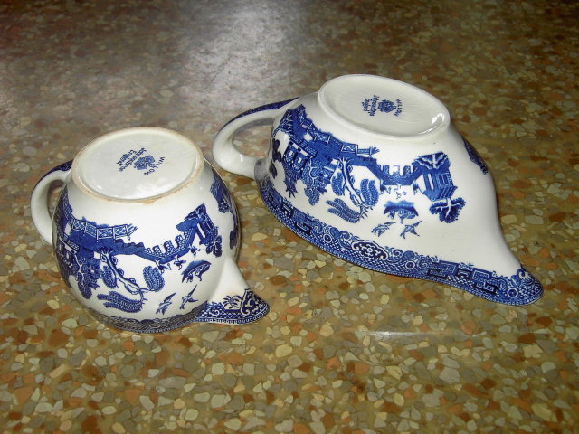 JOHNSON BROTHERS BLUE WILLOW PATTERN GRAVY SAUCE BOAT CREAM PITCHER