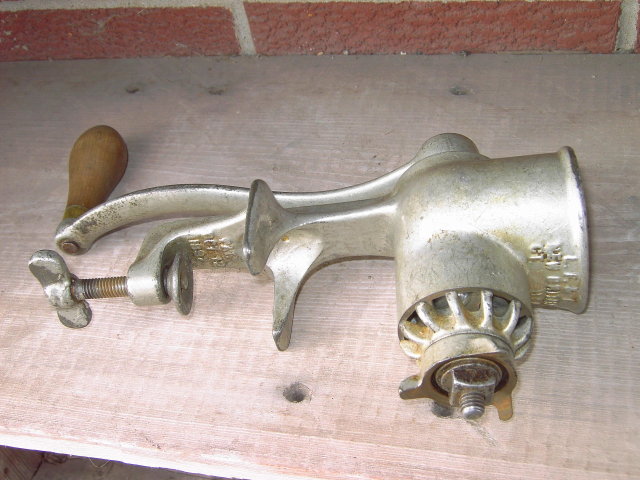 UNIVERAL FOOD CHOPPER MEAT GRINDER KITCHEN UTENSIL NEW BRITAIN CONNECTICUT VICTORIAN ERA TOOL 1897 PATENT DATE