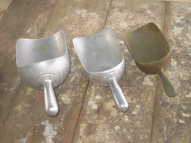 FEED SCOOP GRAIN SEED CEREAL SHOVEL TOOL SHINOLA ADVERTISING UTENSIL