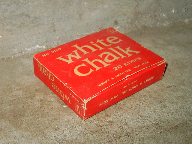 SCHOOL BLACKBOARD CHALKBOARD CHALK BINNEY SMITH NEW YORK RED WHITE BOX