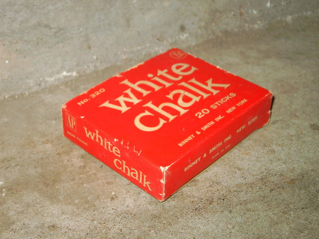 SCHOOL BLACKBOARD CHALKBOARD CHALK BINNEY SMITH NEW YORK RED WHITE BOX