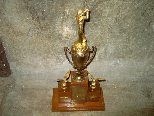 ELKS GOLF TOURNAMENT GOLFER TROPHY GOLFING AWARD CUP 1954 DATED MANTLE DECORATION