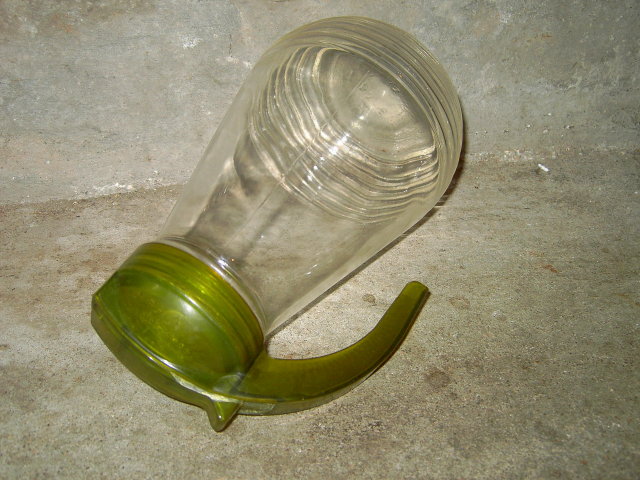 HAZEL ATLAS LARGE GLASS SYRUP PITCHER SAUCE DISPENSER GREEN PLASTIC LID