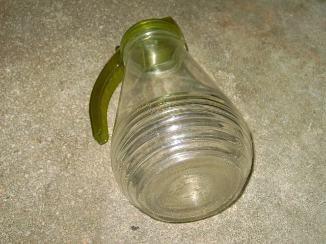 HAZEL ATLAS LARGE GLASS SYRUP PITCHER SAUCE DISPENSER GREEN PLASTIC LID