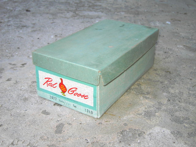 RED GOOSE SHOEBOX CHILDRENS SIZZLER FOOT APPAREL ADVERTISING CARDBOARD BOX