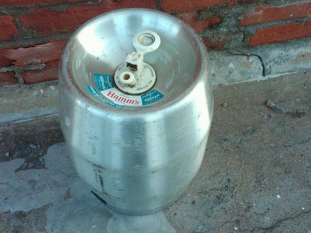 HAMMS DRAFT BEER BARREL REYNOLDS WRAP ALUMINUM TAPPER KEG RETRO BAR TOOL LOUNGE DECORATION