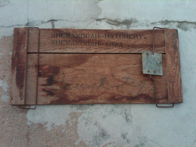 SHENANDOAH IOWA ADVERTISING BOARD CHICKEN EGG CRATE WOOD LID