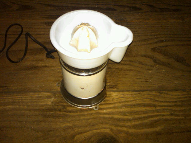 SUNKIST JUICIT CITRUS JUICER FRUIT REAMER HANDY HOT ELECTRIC APPLIANCE