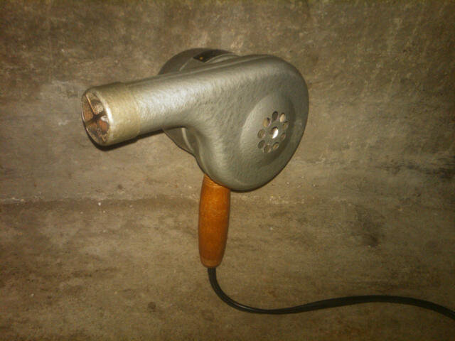 ESKIMO MODEL 776 ELECTRIC HAIR DRYER HOT AIR BLOWER BERSTED FOSTORIA OHIO OAKVILLE ONTARIO CANADA MANUFACTURED BEAUTY CARE APPLIANCE