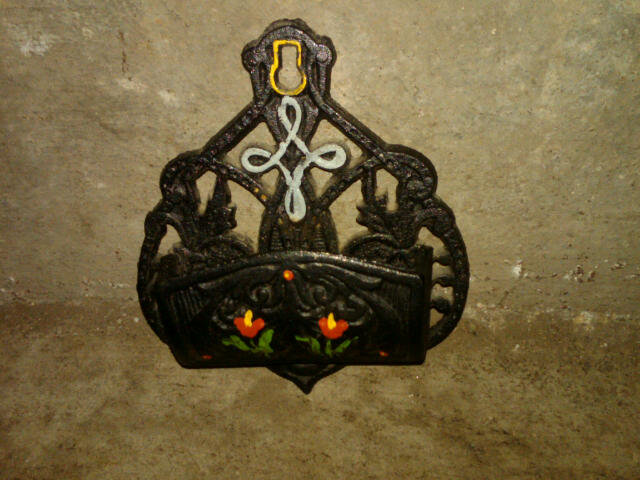 WILTON WRIGHTSVILLE PENNSYLVANIA MATCH SAFE CAST IRON WALL POCKET RETRO DECORATION