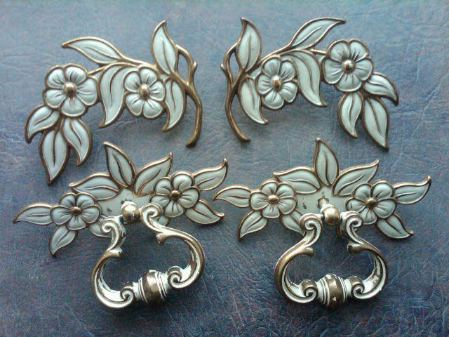 GOLD WHITE FLORAL FLOWER RETRO DRAWER HANDLE PULL DECORATIVE CABINET EMBLEM NIGHT STAND HARDWARE