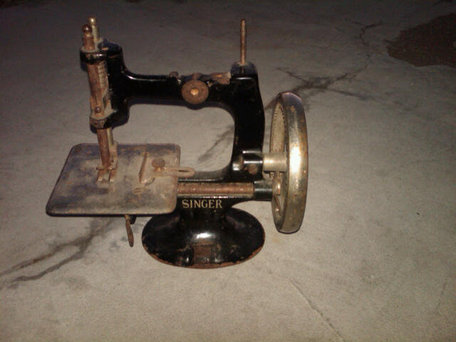 SINGER TOY SEWING MACHINE CHILDRENS SEAMSTRESS TOOL STITCHING DEVICE