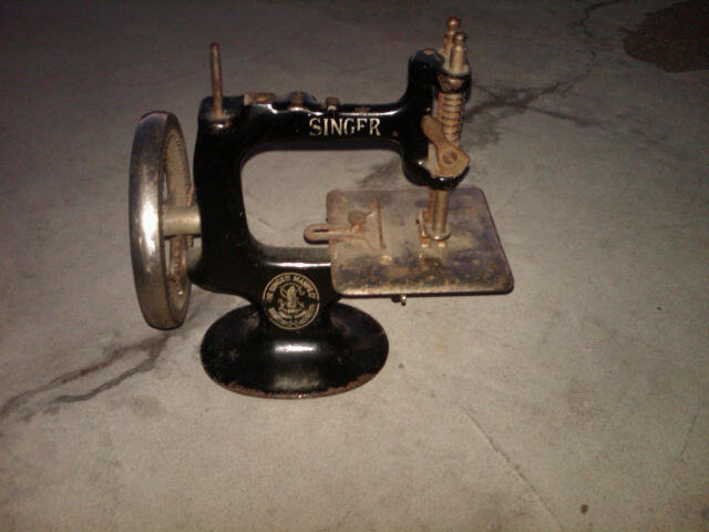 SINGER TOY SEWING MACHINE CHILDRENS SEAMSTRESS TOOL STITCHING DEVICE