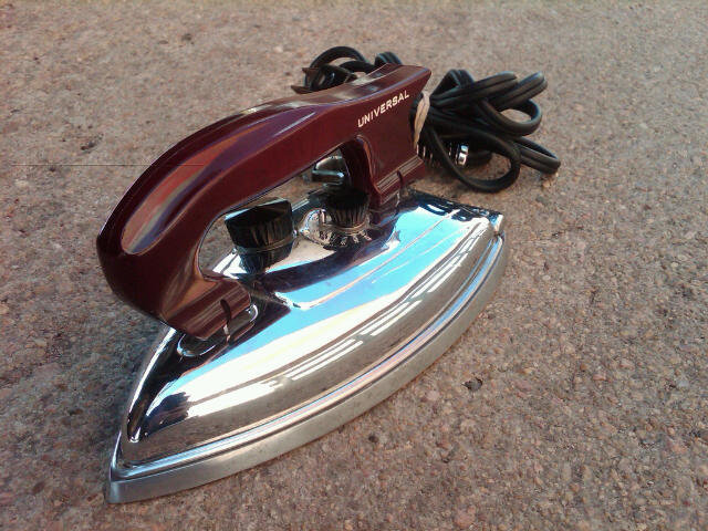 LANDERS FRARY CLARK UNIVERSAL TRAVEL IRON RED BLACK BAKELITE HANDLE KNOB HOME ELECTRIC TOOL
