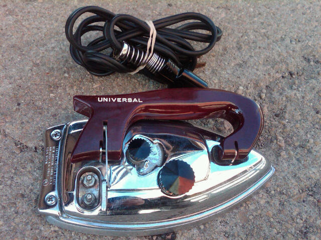 LANDERS FRARY CLARK UNIVERSAL TRAVEL IRON RED BLACK BAKELITE HANDLE KNOB HOME ELECTRIC TOOL