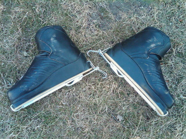 KASTINGER GERMAN BLACK LEATHER DOWNHILL SKI BOOT RETRO ERA WINTER SPORT EQUIPMENT GEZE GERMANY MARKED STEEL WIRE DISPLAY HOOK