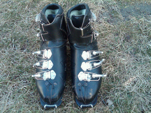KASTINGER GERMAN BLACK LEATHER DOWNHILL SKI BOOT RETRO ERA WINTER SPORT EQUIPMENT GEZE GERMANY MARKED STEEL WIRE DISPLAY HOOK