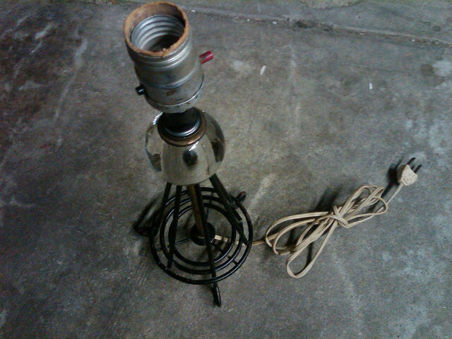 GLASS SPHERE BALL LAMP ROCKET SHIP LOOK STEEL WIRE ELECTRIC LIGHT 1950'S DESK ACCESSORY LIGHTING DEVICE