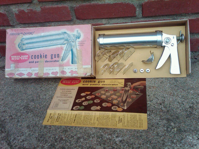 WEAR EVER COOKIE GUN BISCUIT CANAPE FORMING PRESS DESSERT PREPARATION UTENSIL ALCOA ALUMINUM NEW KENSINGTON PENNSYLVANIA BOX RECIPE SHEET