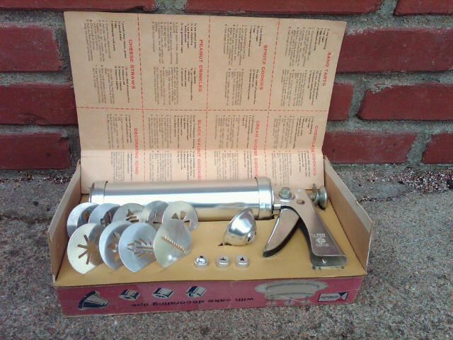 WEAR EVER COOKIE GUN BISCUIT CANAPE FORMING PRESS DESSERT PREPARATION UTENSIL ALCOA ALUMINUM NEW KENSINGTON PENNSYLVANIA BOX RECIPE SHEET