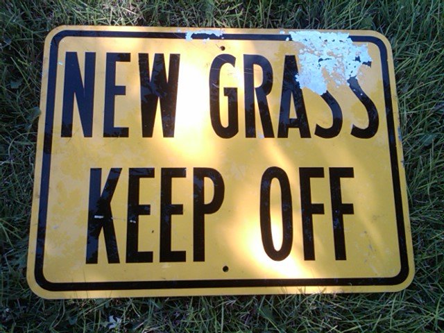 NEW GRASS KEEP OFF LANDSCAPE SIGN LAWN GARDEN ORNAMENT DORM ROOM WALL DECORATION
