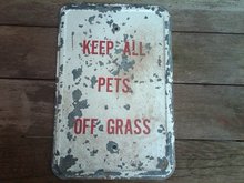 KEEP ALL PETS OFF GRASS LAWN GARDEN LANDSCAPE SIGN DORM ROOM DOOR DECORATION GARAGE SHOP WALL ORNAMENT GALVANIZED STEEL GROUNDS MANAGER ACCESORY