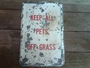 KEEP ALL PETS OFF GRASS LAWN GARDEN LANDSCAPE SIGN DORM ROOM DOOR DECORATION GARAGE SHOP WALL ORNAMENT GALVANIZED STEEL GROUNDS MANAGER ACCESORY