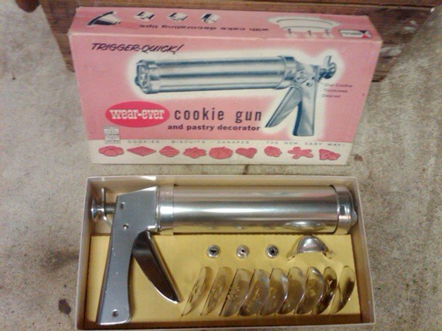 WEAR EVER COOKIE GUN CANAPE BISCUIT FORMING PRESS DESSERT PREPARATION UTENSIL ALCOA ALUMINUM NEW KENSINGTON PENNSYLVANIA ORIGINAL BOX GOLDS NEBRASKA STORE PRICE TAG