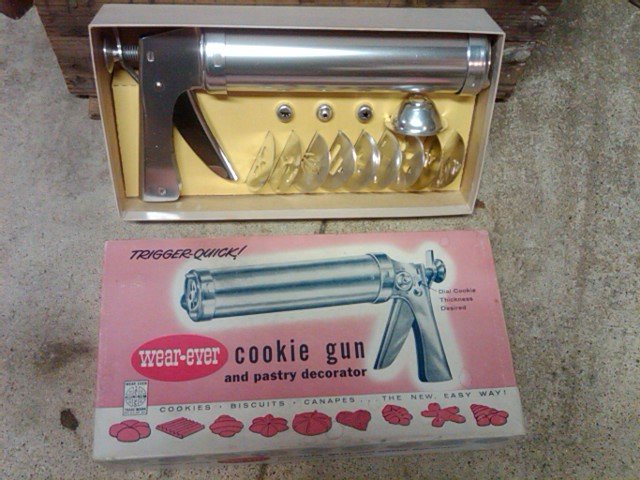 WEAR EVER COOKIE GUN CANAPE BISCUIT FORMING PRESS DESSERT PREPARATION UTENSIL ALCOA ALUMINUM NEW KENSINGTON PENNSYLVANIA ORIGINAL BOX GOLDS NEBRASKA STORE PRICE TAG