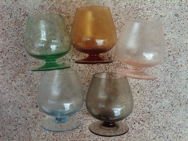 COLORED GLASS COGNAC STEM LIQUOR SERVING SNIFTER ETCHED FLORAL FLOWER PATTERN RETRO BAR GLASSES