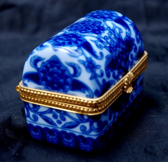 Shibata of Japan Blue White Porcelain Mini Trinket Box Chest