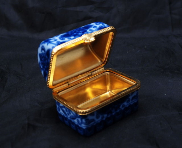 Shibata of Japan Blue White Porcelain Mini Trinket Box Chest