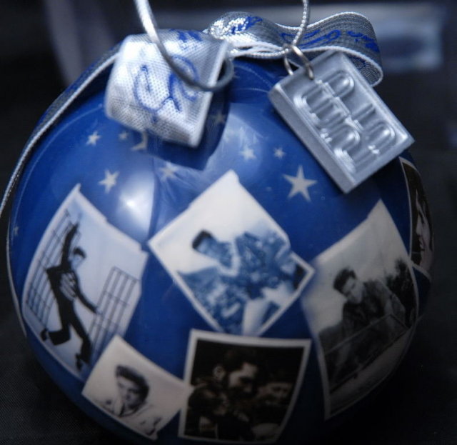 Elvis Christmas Tree Bulb Signature Ornament with Snap Shots 2002 Vandor New in box.