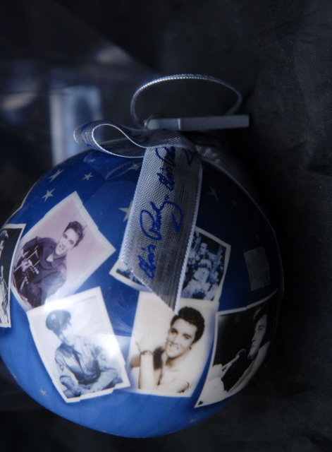 Elvis Christmas Tree Bulb Signature Ornament with Snap Shots 2002 Vandor New in box.