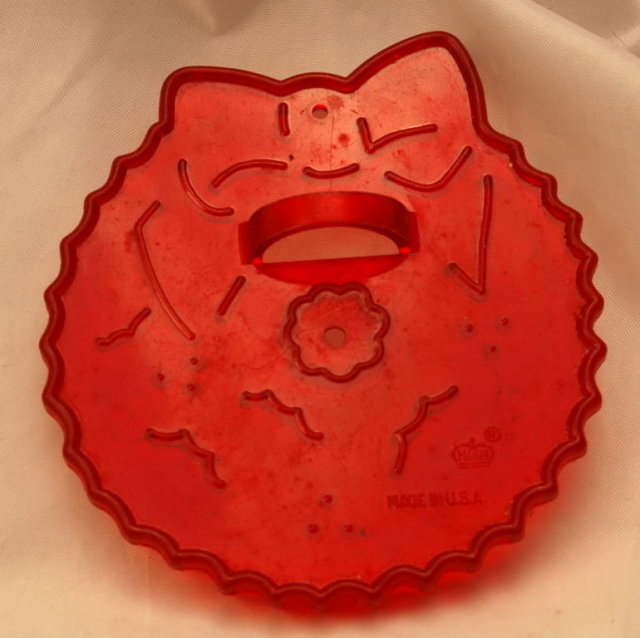 HRM Vintage Red Plastic Cookie Cutter - Christmas Wreath