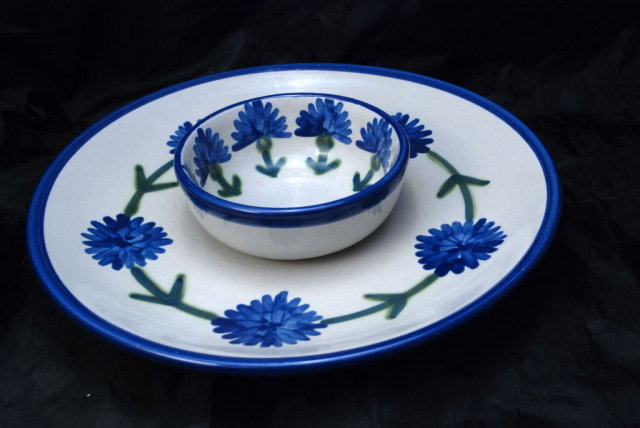 LOUISVILLE Stoneware BACHELOR BUTTON Veggie or Chip & Dip Serving Dish