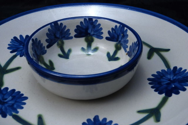 LOUISVILLE Stoneware BACHELOR BUTTON Veggie or Chip & Dip Serving Dish