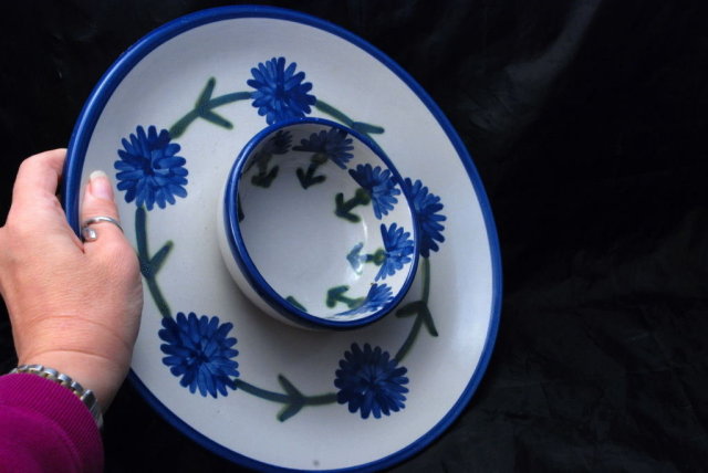 LOUISVILLE Stoneware BACHELOR BUTTON Veggie or Chip & Dip Serving Dish