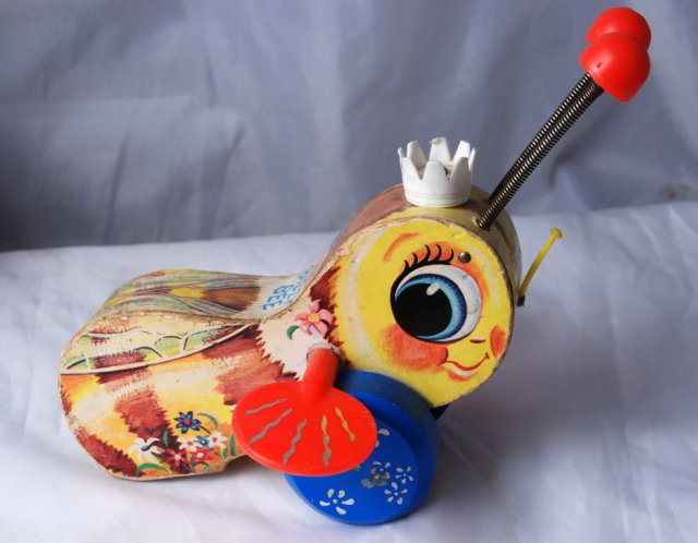 Vintage Fisher Price wooden QUEEN BUZZY BEE pull toy # 444