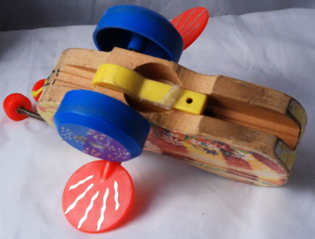 Vintage Fisher Price wooden QUEEN BUZZY BEE pull toy # 444