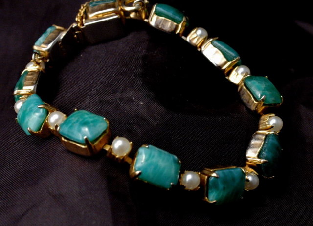 Green Glass Stones & Pearls Links Bracelet Gold with Safety Chain