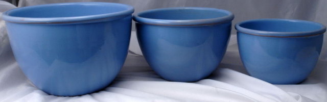 Old Blue Glaze Pottery Nesting Mixing Bowls x 3