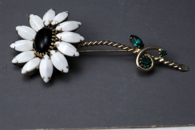 Large Vintage Black Centered White Daisy Brooch
