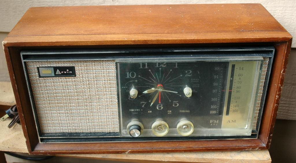 Arvin Model 43R43 Cherry Wood Tabletop Clock Radio
